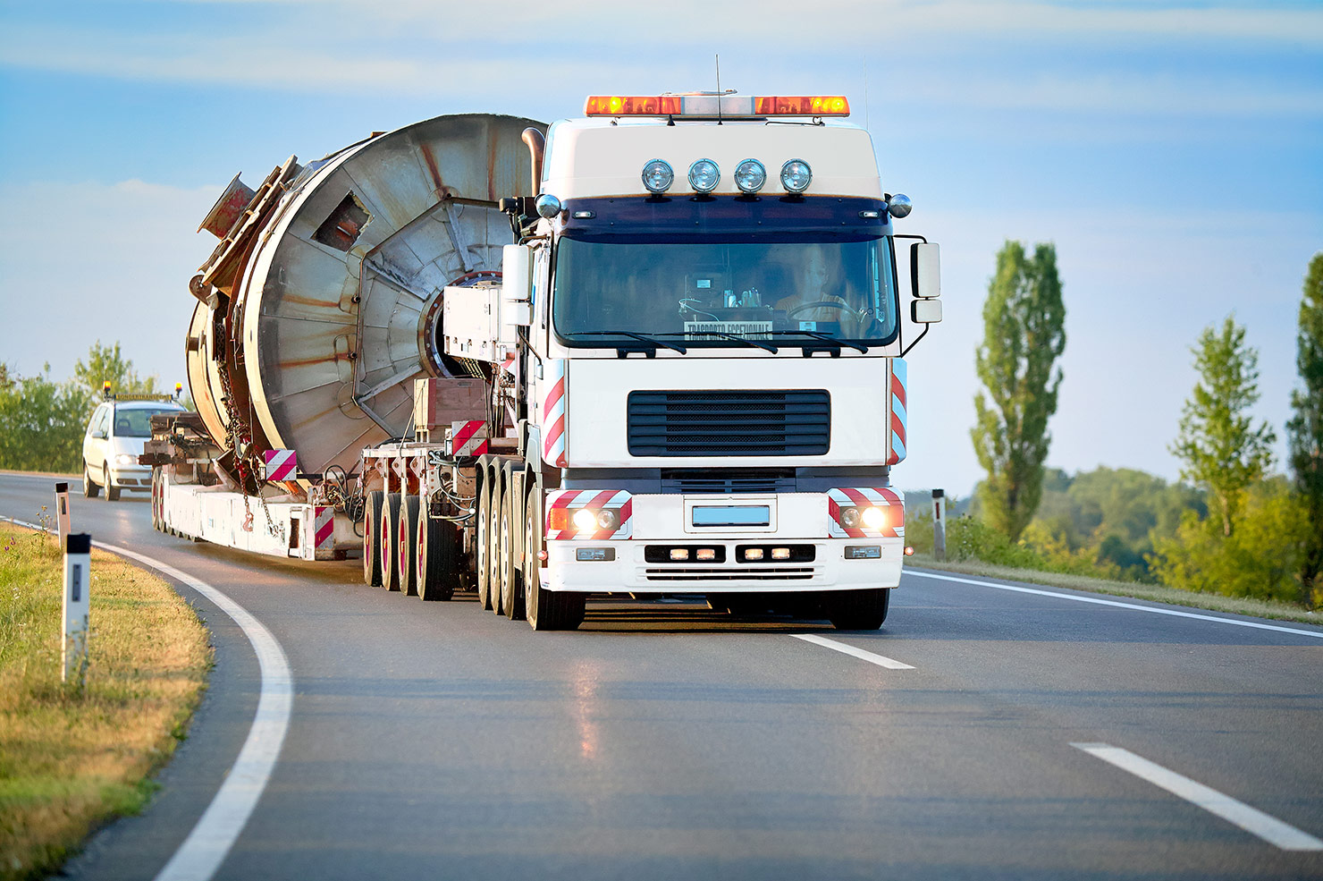 Transport ponadgabarytowy drogą morską i lądową – specyfika przewozu towarów specjalnych